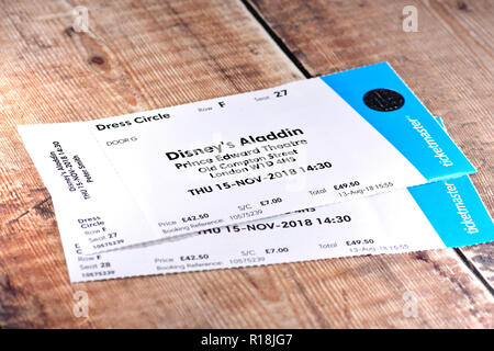 Disney's Aladdin Theater Tickets London auf einem Holztisch Stockfoto