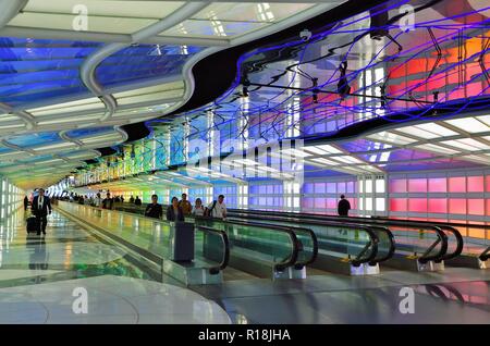 Chicago, Illinois, USA. Die farbenfroh eingerichteten Tunnel Durchgang zwischen zwei United Airlines den Terminals am Flughafen O'Hare International Airport entfernt. Stockfoto