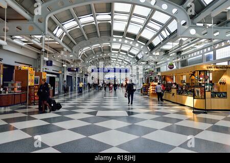 Chicago, Illinois, USA. Terminal Concourse am Flughafen O'Hare International Airport entfernt. Stockfoto