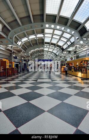 Chicago, Illinois, USA. Terminal Concourse am Flughafen O'Hare International Airport entfernt. Stockfoto