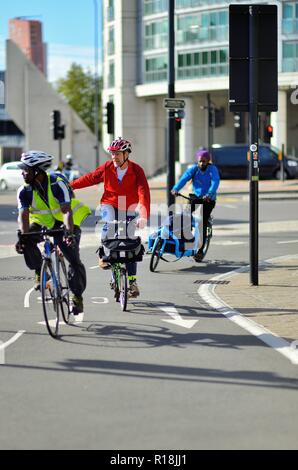 London, England, Vereinigtes Königreich. Zyklus Reiter erstellen ihre eigene Marke des Verkehrs in ein Fahrrad Lane im Lonodn Stadtteil Lambeth. Stockfoto