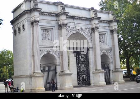 London, England, Vereinigtes Königreich. Marble Arch, im Jahre 1827 gebaut, ist ein weißer Marmor Triumphbogen in der nordöstlichen Ecke des Hyde Park. Stockfoto