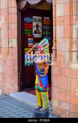 London, England, Vereinigtes Königreich. Einen Zigarrenladen mit altmodischen Verzierungen an der Tür. Stockfoto