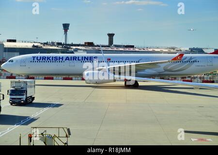 London, England, Vereinigtes Königreich. Ein Turkish Airlines Flug haeading Für das Tor nach der Landung am Flughafen Heathrow International Airport. Stockfoto