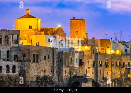 Polignano a Mare, Apulien, Italien: Sonnenuntergang in Cala Paura Golf mit Bastione di Santo Stefano und Lama Monachile Strand im Hintergrund, Apulien, Italien, provi Stockfoto