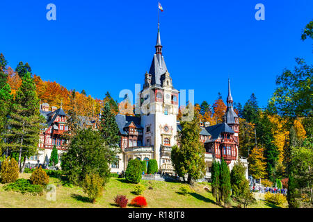 Schloss Peles, Sinaia, Prahova, Rumänien: Berühmte Neo-Renaissance Schloss im Herbst Farben, am Fuße der Karpaten, Europa Stockfoto