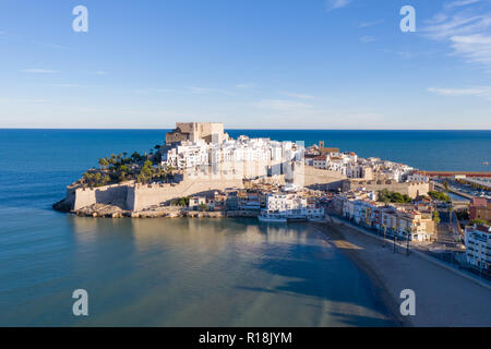 Eine schöne Aussicht auf die Nordseite von Peniscola Burg mit einer Drohne für eine spezielle Antenne sicht genommen. Stockfoto