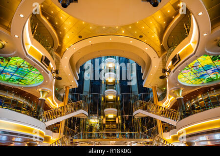 Mittelmeer, Griechenland - 16.10.2018: Innere des Atrium von Kreuzfahrtschiff Norwegian Star mit Menschen während einer Kreuzfahrt nach Griechenland Stockfoto