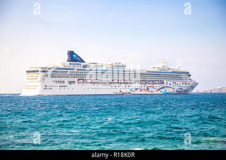 Mykonos, Griechenland - 17.10.2018: Norwegian Star ist ein Kreuzfahrtschiff im Besitz von Norwegian Cruise Line Werft in Mykonos, Griechenland betrieben Stockfoto