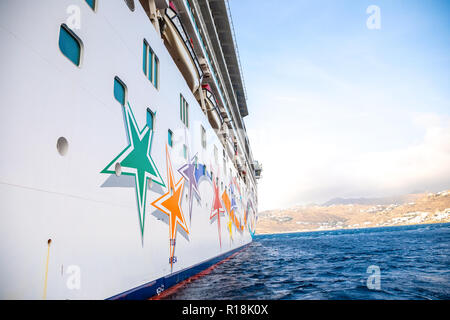 Mykonos, Griechenland - 17.10.2018: Norwegian Star ist ein Kreuzfahrtschiff im Besitz von Norwegian Cruise Line Werft in Mykonos, Griechenland betrieben Stockfoto