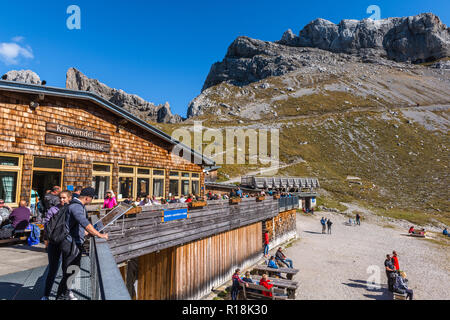 Restaurant, Passamani Panoramaweg oder Passamani Wanderweg, Karwendelbahn, Karwendelgebirge oder Karwendelgebirge, den Alpen, Bayern, Deutschland Stockfoto