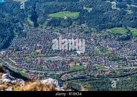 Passamani passamani Panoramaweg, Wanderweg, Blick auf Mittenwald und Karwendelgebirge oder Karwendel Karwendelbahn, Berge, Alpen, Bayern, Deutschland Stockfoto
