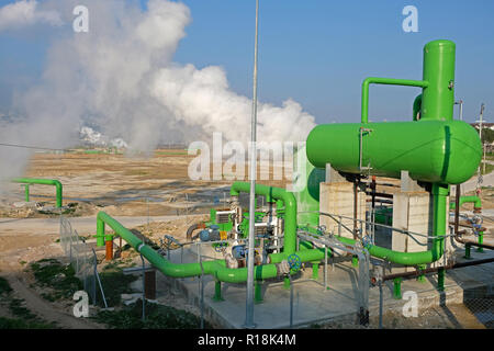 Geothermische Energie ist die thermische Energie erzeugt und gespeichert in der Erde. Thermische Energie ist die Energie, die die Temperatur der Materie bestimmt. Stockfoto