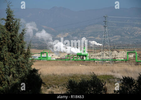 Geothermische Energie ist die thermische Energie erzeugt und gespeichert in der Erde. Thermische Energie ist die Energie, die die Temperatur der Materie bestimmt. Stockfoto