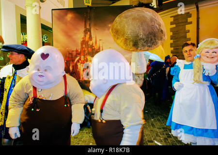 Alice, Tweedledee et Tweedledum Alice im Wunderland bei Luzern Karneval, Schweiz Stockfoto