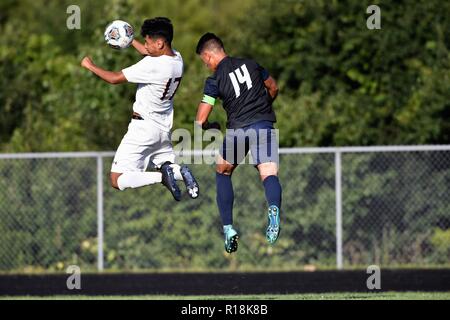 Erhöhte Spieler antreten, um eine Überschrift in executer. USA. Stockfoto