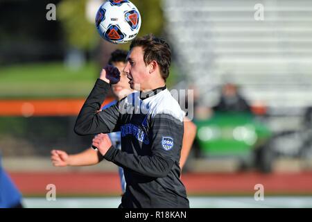 Erhöhte Spieler antreten, um eine Überschrift in executer. USA. Stockfoto