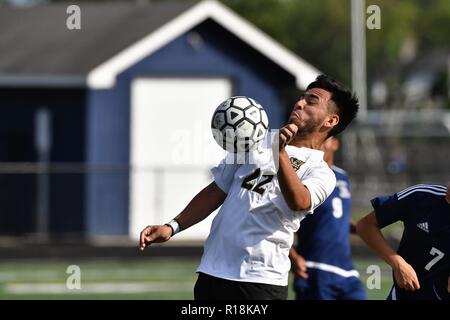 Verteidiger spielen eine Kugel weg seinen Körper entlang einem Nebenerwerb als Mittel zu versuchen, die Kontrolle über den Ball zu ergreifen. USA. Stockfoto