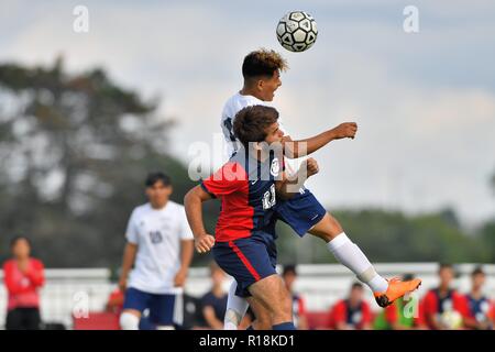 Erhöhte Spieler antreten, um eine Überschrift in executer. USA. Stockfoto