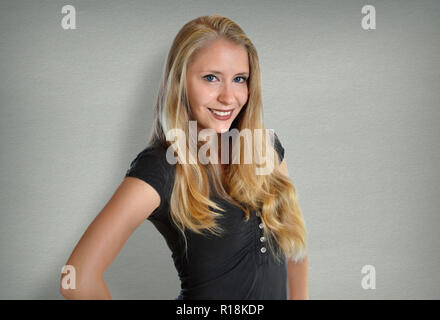 Hübsche junge Frau sympathische Blondine in Jeans Stockfoto