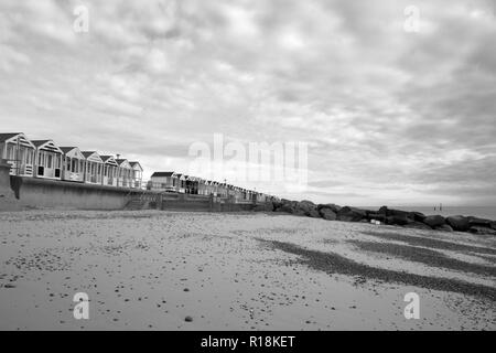 Schwarz-weiß Bild von Strandhütten, Southwold, Suffolk, England, Stockfoto