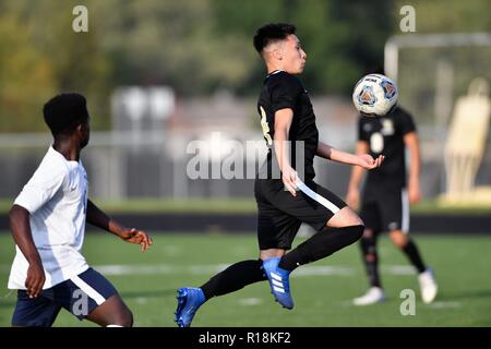 Spieler verlassen den Rasen ein Ball von der Brust und trun die Aktion in die andere Richtung zu spielen. USA. Stockfoto