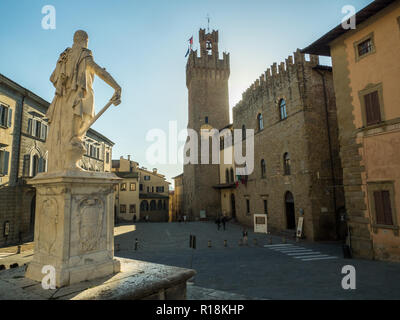 Piazza della Liberta mit dem Palazzo Comunle rechts (Rathaus), Stadt Arezzo, Toskana, Italien. Marmorstatue des Großherzog Ferdinando, Links. Stockfoto