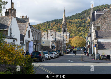 Ein Blick entlang der Bridge Street in Ballater in Richtung Glenmuick Kirche an einem Nachmittag im Herbst Stockfoto