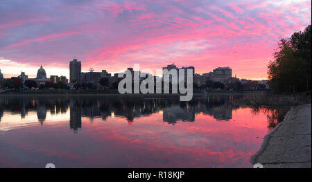 Rosa Licht füllen Sie die Wolken über dem State Capitol von Pennsylvania USA Stockfoto