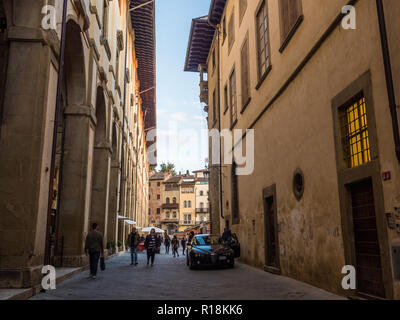 Auf der Suche nach mittelalterlichen Piazza Grande in der Stadt Arezzo, Toskana, Italien Stockfoto