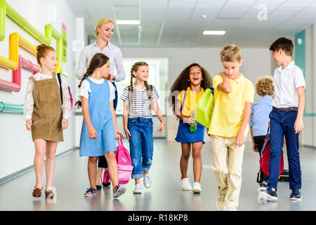 Gruppe von Happy Mitschüler zu Fuß von der Schule Korridor Stockfoto