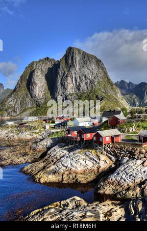 Hamnøy, Reine, Lofoten, Fischerdorf, Lilandstinden, Felswand, Haus, Rorbu, Hans-dietrich, Meer, Küste, Felsküste, Siedlung, Fels, Molhøgtinden, Mast, Lichtmast Stockfoto