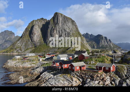 Hamnøy, Reine, Lofoten, Fischerdorf, Lilandstinden, Felswand, Haus, Rorbu, Hans-dietrich, Meer, Küste, Felsküste, Siedlung, Fels, Molhøgtinden, Mast, Lichtmast Stockfoto