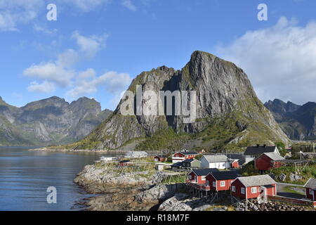 Hamnøy, Reine, Lofoten, Fischerdorf, Lilandstinden, Felswand, Haus, Rorbu, Hans-dietrich, Meer, Küste, Felsküste, Siedlung, Fels, Molhøgtinden, Mast, Lichtmast Stockfoto