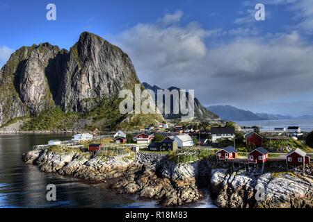 Hamnøy, Reine, Lofoten, Fischerdorf, Lilandstinden, Felswand, Haus, Rorbu, Hans-dietrich, Meer, Küste, Felsküste, Siedlung, Fels, Molhøgtinden, Mast, Lichtmast Stockfoto