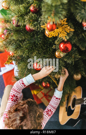Hohe Betrachtungswinkel von Kid schmücken Weihnachtsbaum Stockfoto