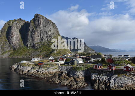 Hamnøy, Reine, Lofoten, Fischerdorf, Lilandstinden, Felswand, Haus, Rorbu, Hans-dietrich, Meer, Küste, Felsküste, Siedlung, Fels, Molhøgtinden, Mast, Lichtmast Stockfoto