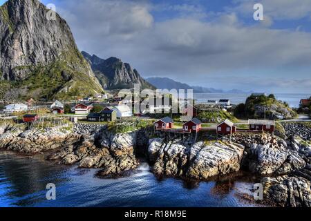 Hamnøy, Reine, Lofoten, Fischerdorf, Lilandstinden, Felswand, Haus, Rorbu, Hans-dietrich, Meer, Küste, Felsküste, Siedlung, Fels, Molhøgtinden, Mast, Lichtmast Stockfoto