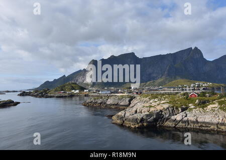 Hamnøy, Reine, Lofoten, Fischerdorf, Lilandstinden, Felswand, Haus, Rorbu, Hans-dietrich, Meer, Küste, Felsküste, Siedlung, Fels, Molhøgtinden, Mast, Lichtmast Stockfoto