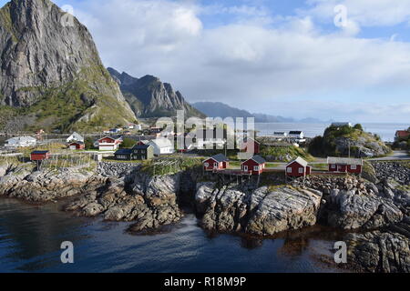 Hamnøy, Reine, Lofoten, Fischerdorf, Lilandstinden, Felswand, Haus, Rorbu, Hans-dietrich, Meer, Küste, Felsküste, Siedlung, Fels, Molhøgtinden, Mast, Lichtmast Stockfoto