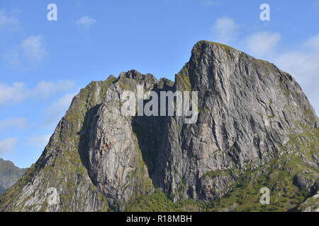 Hamnøy, Reine, Lofoten, Fischerdorf, Lilandstinden, Felswand, Haus, Rorbu, Hans-dietrich, Meer, Küste, Felsküste, Siedlung, Fels, Molhøgtinden, Mast, Lichtmast Stockfoto