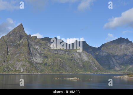 Hamnøy, Reine, Lofoten, Fischerdorf, Lilandstinden, Felswand, Haus, Rorbu, Hans-dietrich, Meer, Küste, Felsküste, Siedlung, Fels, Molhøgtinden, Mast, Lichtmast Stockfoto