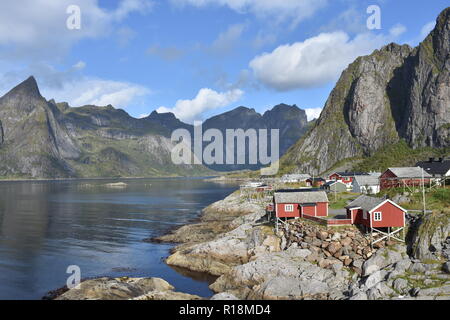 Hamnøy, Reine, Lofoten, Fischerdorf, Lilandstinden, Felswand, Haus, Rorbu, Hans-dietrich, Meer, Küste, Felsküste, Siedlung, Fels, Molhøgtinden, Mast, Lichtmast Stockfoto