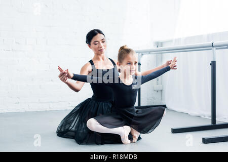 Junge Ballett Lehrerausbildung cute flexible Kind in der Ballettschule Stockfoto