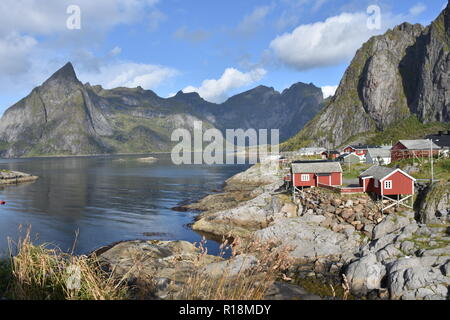 Hamnøy, Reine, Lofoten, Fischerdorf, Lilandstinden, Felswand, Haus, Rorbu, Hans-dietrich, Meer, Küste, Felsküste, Siedlung, Fels, Molhøgtinden, Mast, Lichtmast Stockfoto