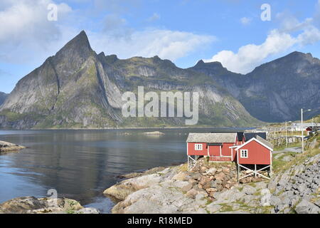 Hamnøy, Reine, Lofoten, Fischerdorf, Lilandstinden, Felswand, Haus, Rorbu, Hans-dietrich, Meer, Küste, Felsküste, Siedlung, Fels, Molhøgtinden, Mast, Lichtmast Stockfoto