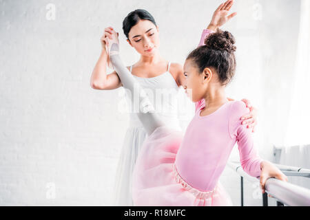 Schöne kleine afrikanische amerikanische Ballerina Training mit Lehrer in der Ballettschule Stockfoto