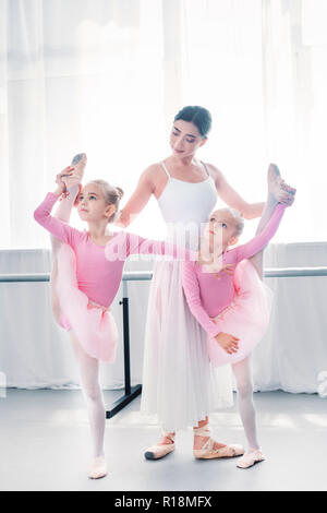 Junge Ballett Lehrer Training mit kleinen Ballerinas in der Ballettschule Stockfoto