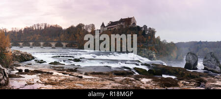 Panorama am Abend der Rheinfall in Schaffhausen in der Schweiz mit Schloss Laufen im Hintergrund und historisch niedrige Wasserstände Stockfoto