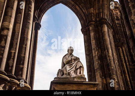 Statue von Sir Walter Scott auf der Scott Memorial, Princes Street, Edinburgh, Schottland Stockfoto